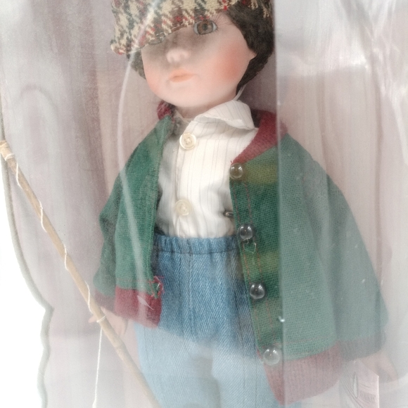 Collectible Memories 16" Genuine Porcelain Boy ''Fisherman Travis'' Doll (NIB) - Picture 4 of 11